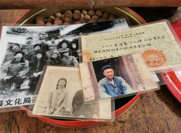 图为文物捐赠收据及黄和林后辈的照片 吴清卿摄