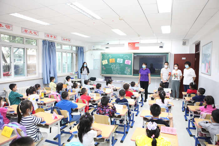 汇文一小对小学一年级学生实施衔接课程，让孩子们尽快适应小学生活。