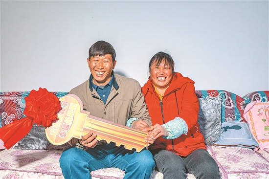 移民喜搬新居 卢忠灿 摄