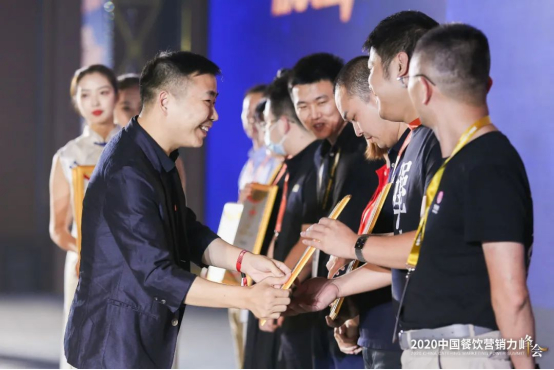 红餐网创始人陈洪波为获奖品牌颁奖