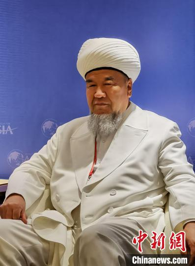 图为中国伊斯兰教协会副会长、新疆伊斯兰教经学院院长阿不都热克甫·吐木尼牙孜出席媒体见面会。　陈小愿 摄