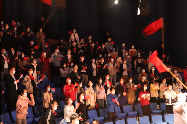 图说：观众心潮澎湃