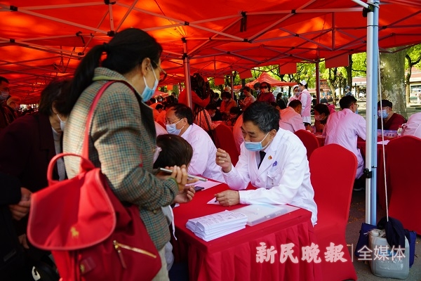 图说：李兆申院士为市民答疑 新民晚报记者 郜阳 摄（下同）