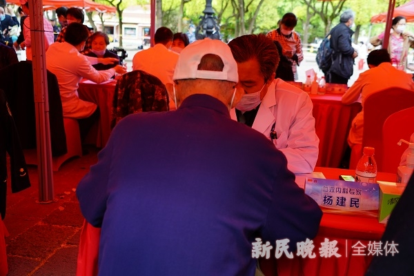 图说：前不久在万米高空救人的杨建民医生