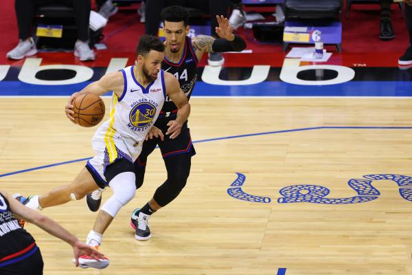 库里持球突破。