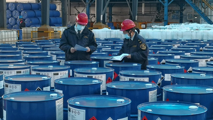 成都海关所属泸州海关关员对出口化工品实施监管