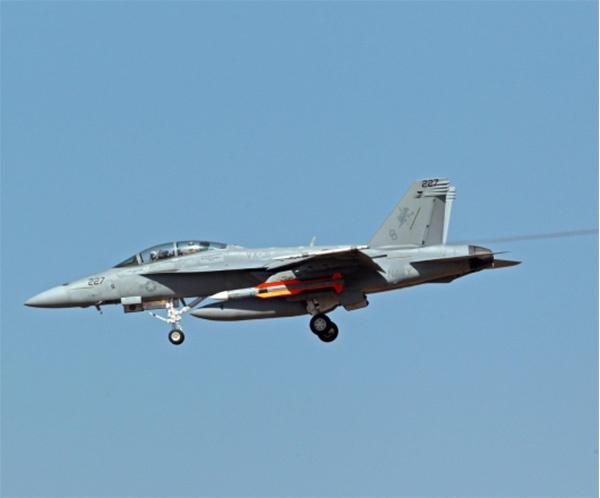 F/A-18F“超级大黄蜂”机翼下挂载了一枚去掉了火箭助推器的“标准”-6导弹。