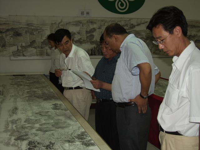 　　图为《京门九衢图》－书画家冯文远参观长卷留影