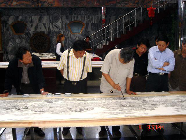 图为《京门九衢图》－著名画家为长卷作画留影 