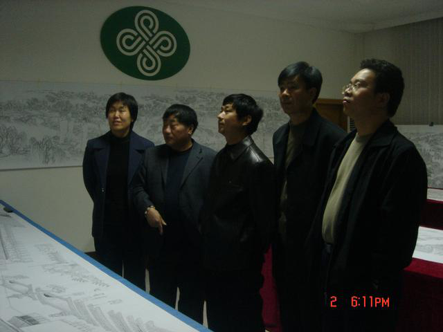 　　图为《京门九衢图》－北京市原地税局领导观看长卷留影