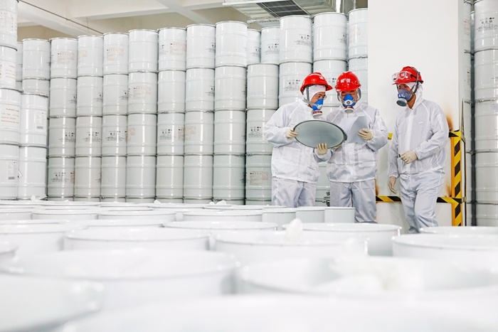 成都海关所属广安海关关员对出口氰化钠产品开展危包使用鉴定
