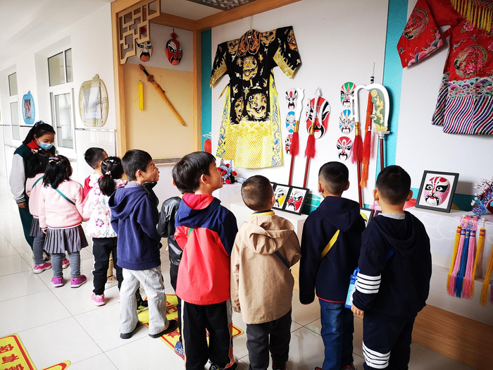 大兴一幼的大班孩子们参观小学，提前感受小学生活。