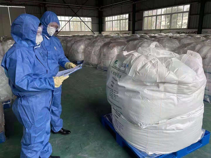 成都海关所属德阳海关关员检验出口微粉状腐蚀性危化品电池级单水氢氧化锂