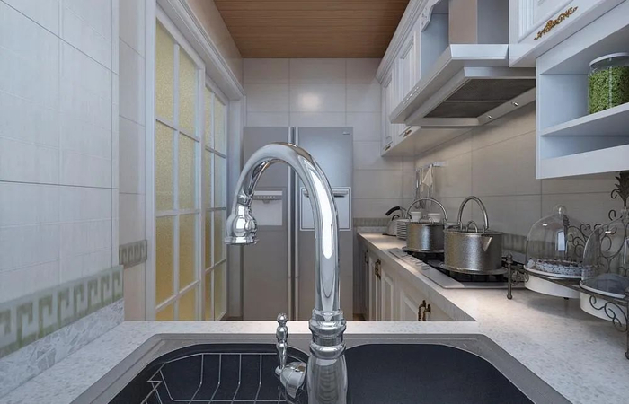 ▲这个美式风格厨房，传统美式厨房是开放式的。但是国人的烹饪习惯中煎炒较多，开放会使室内沾染过多的油烟气。本案中为厨房设计了一个推拉门。