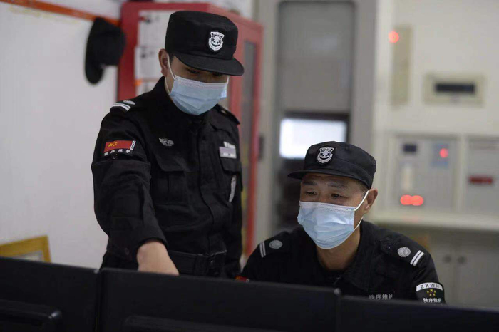 悦来会展隧道中控室 龙湖智慧服务工作人员（央广网发 重庆龙湖供图）