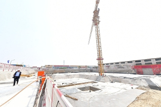 项目现场，高耸的塔吊已搭建完毕。