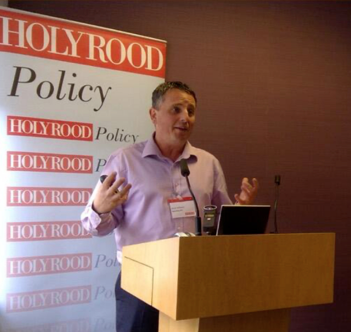 马克·威廉姆斯在演讲中。