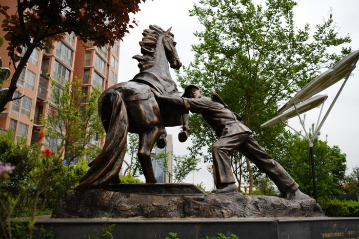 余庆县天湖广场上的邹前方推马雕像（2021年4月9日摄）。新华社记者郑明鸿摄