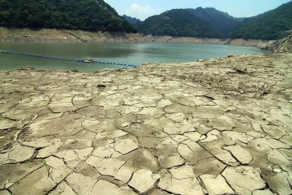 ▲资料图：桃园县石门水库水位持续下降，河床上的淤泥已晒干结块。（新华社）