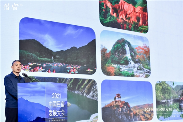 △图为资源推介、洽谈会当地政府领导项目介绍