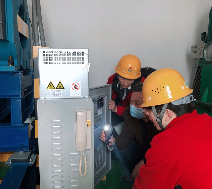 工人检查电梯（央广网发 南岸区市场监管局供图）