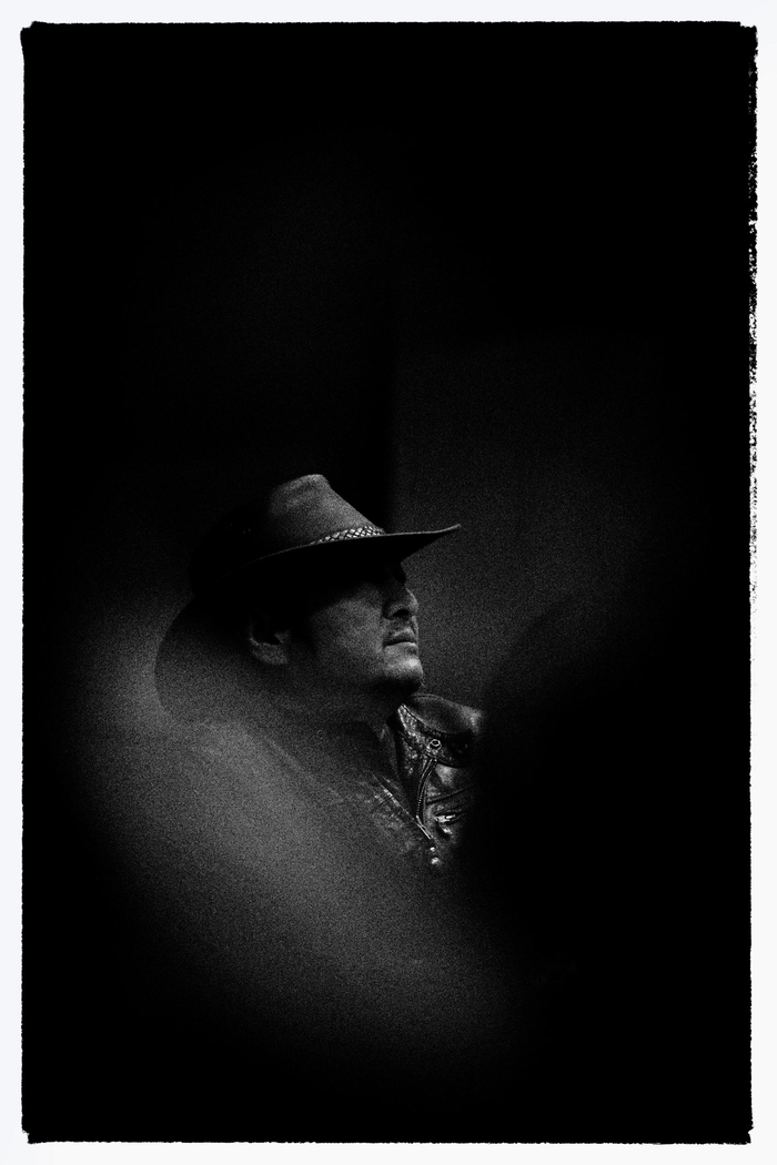 张杨在排练《探长来访》现场。朱朝晖 摄