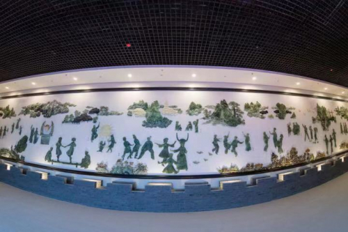 “民族大团结”巨幅玉雕画卷 供图：雨桐玉文化博物馆