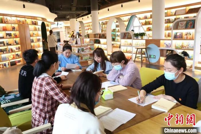 图为庄冬梅的“网红书店”。受访者供图
