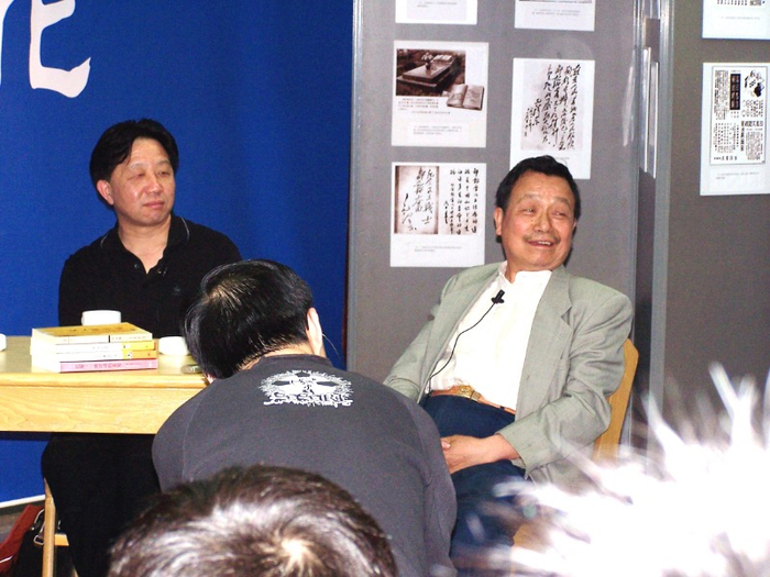 ▲ 2004年4月，作者（左）与沈公在三联读者服务日活动上。詹那达 摄