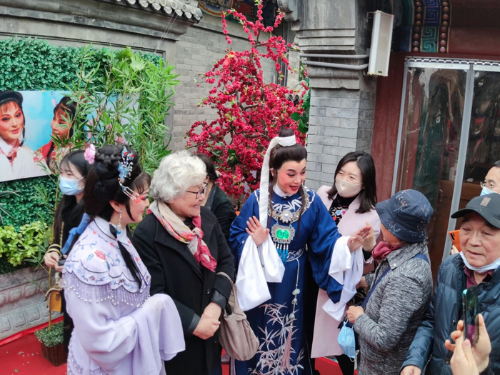 演出结束后，演员与观众交流