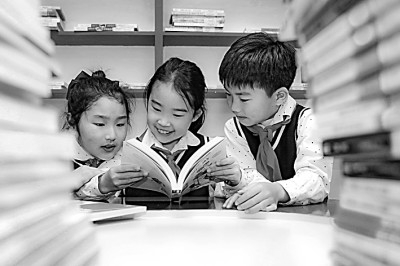 浙江省湖州市长兴县实验小学阅览室内，同学们正在阅读交流。周洪峰摄