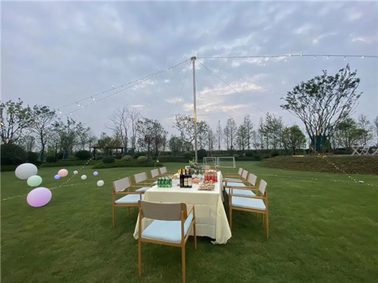 （定期就会举行丰富的邻里活动实拍图，春风蓝湾供图，央广网发）