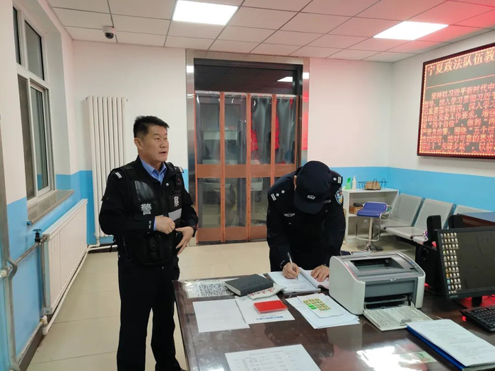 △王俭所长的日常工作（左一）