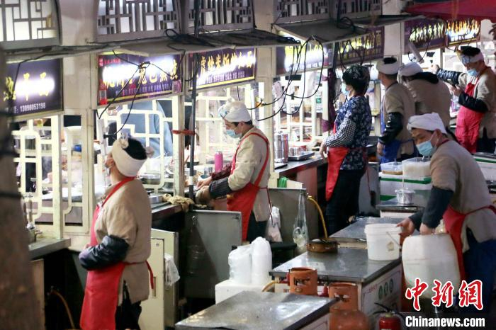 图为商家们统一着装。　张远 摄