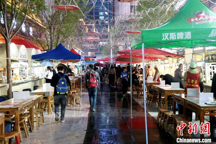 图为二道街夜市街景。　张远 摄