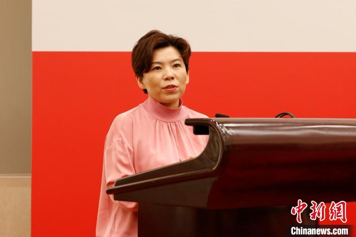 世界乒乓球冠军邓亚萍女士作为形象大使代表发言。中华同心温暖工程基金会供图