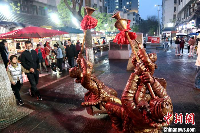 图为二道街夜市街景。　张远 摄