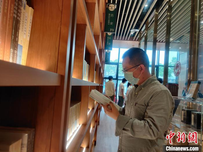 图为读者在商务印书馆福州分馆内翻阅书籍。　叶秋云 摄