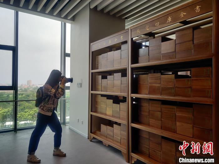 图为商务印书馆福州分馆三楼，文津阁《四库全书》展。 叶秋云 摄