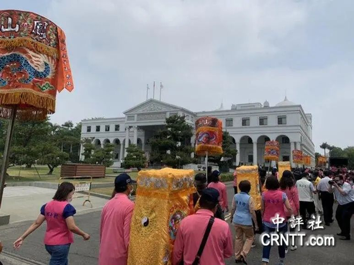 高雄市仙公庙董事长何秉昌及信徒举行文昌帝君文化艺术季，并绕行至高雄市议会。（图片来源：中评社）
