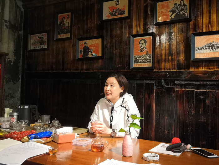 回顾过往经历，曹芳思绪万千。 澎湃新闻实习生 黄董卿 摄