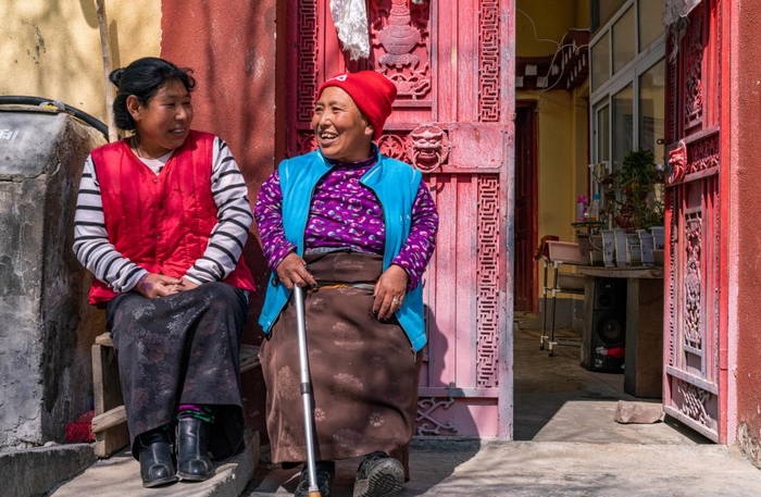 　　边巴措姆（左）和姐姐齐央措姆在家门口聊天（3月29日摄）。新华社记者 孙非 摄