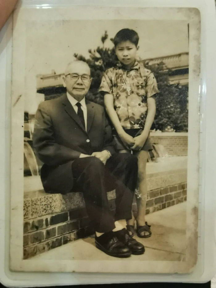 ▲方荣山寄给胞妹方树莲的照片。受访者供图