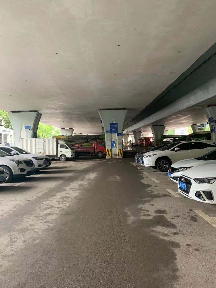 △停车场内还有不少空余车位，没有充分利用起来。