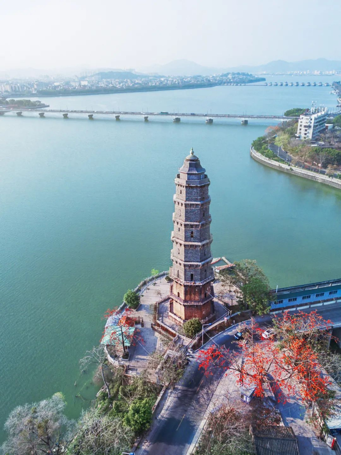 ▲ 凤凰塔矗立在韩江边。摄影/卢文