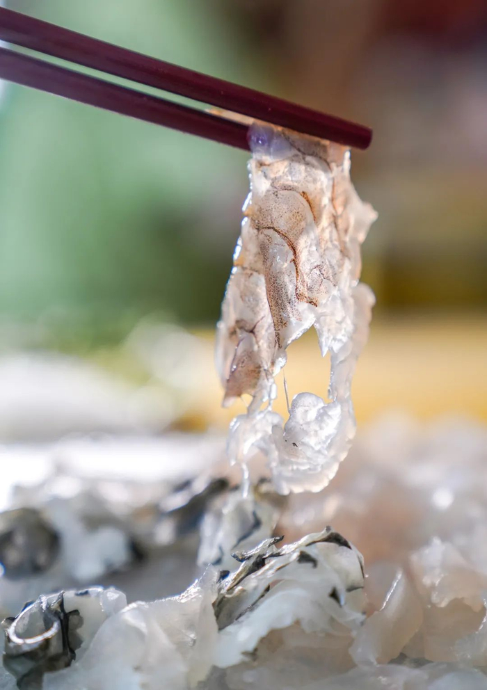 ▲ 潮州鱼生切得非常薄。摄影/刘艳晖