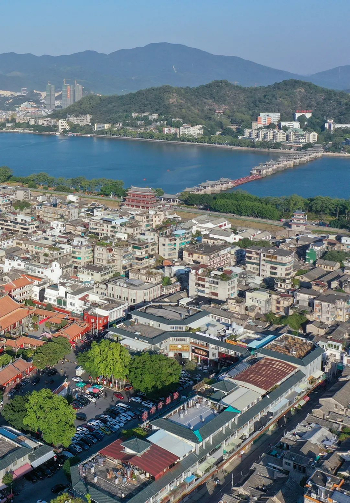 ▲ 俯瞰潮州古城，对面是笔架山。摄影/刘艳晖