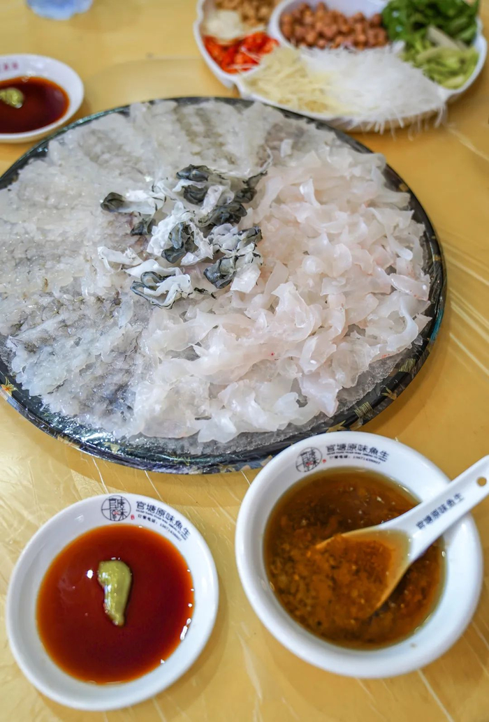 ▲ 鱼生讲究肉质的鲜嫩、刀工的细薄（生食有风险，需谨慎）。摄影/刘艳晖