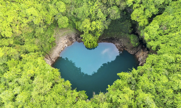  湖南张家界，航拍永定区“百里画廊”茅岩河风景区内的“天坑心湖”。
