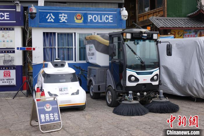 图为5G无人扫路车与5G无人巡逻车。　黎安婷 摄